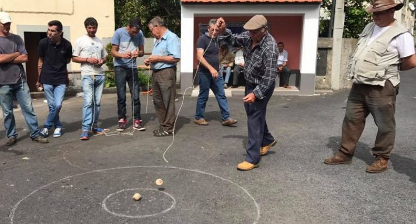 6 tradicoes da pascoa na madeira - jogar ao piao